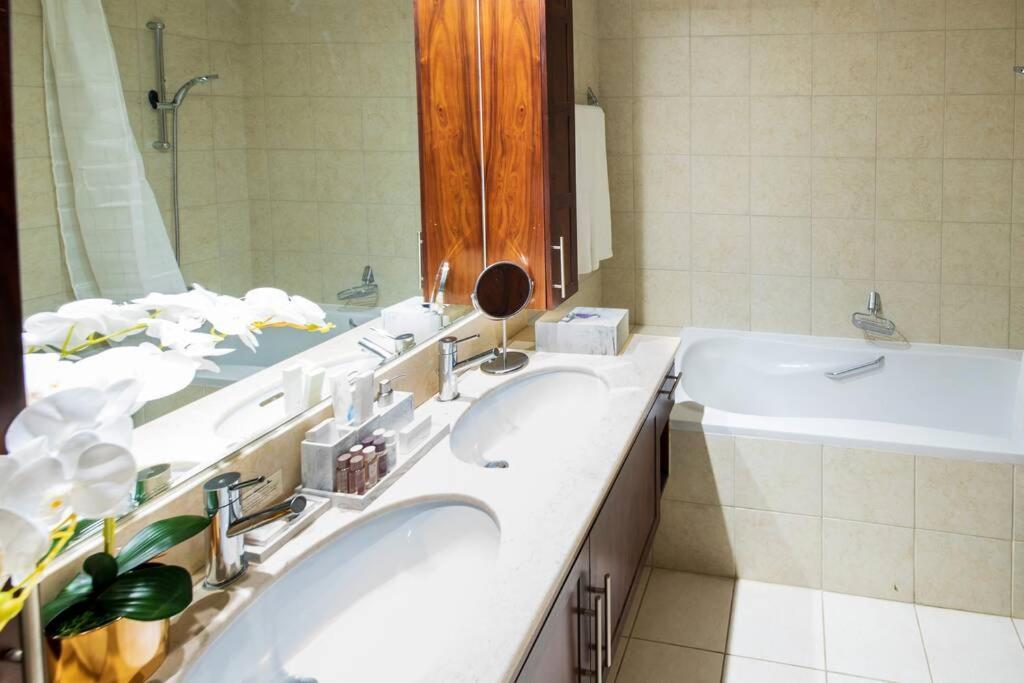 First Class 2Br With Full Burj Khalifa And Fountain View ドバイ エクステリア 写真